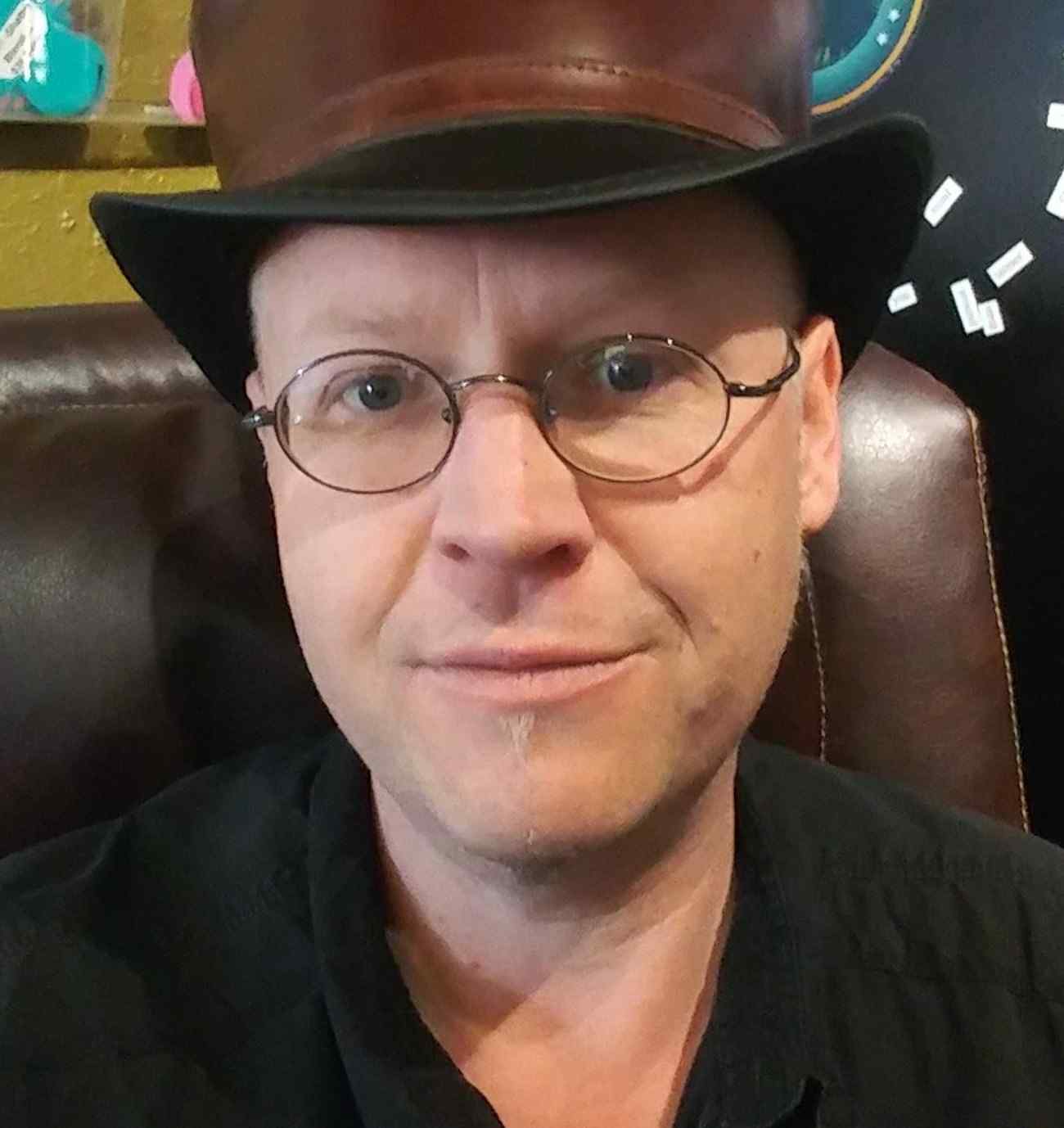 Soy Eusebio Pizzuto o JonScot, tengo 45 años, soy de ﻿Aragon, ciudad Zaragoza